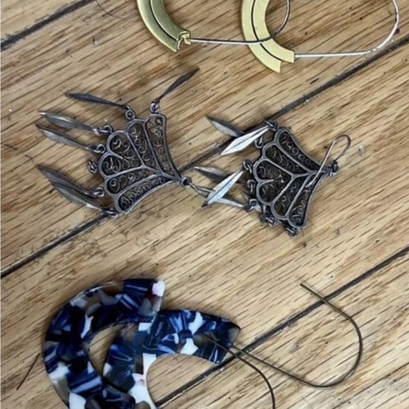 Lot of 5 Earrings. 4 used, 1 new. In Good Condition - Picture 2 of 2